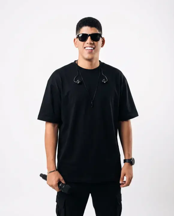 Resultado do prompt: Cantor urbano de preto com óculos escuros