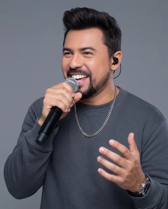 Resultado do prompt: Cantor sorrindo com microfone e fone intra-auricular
